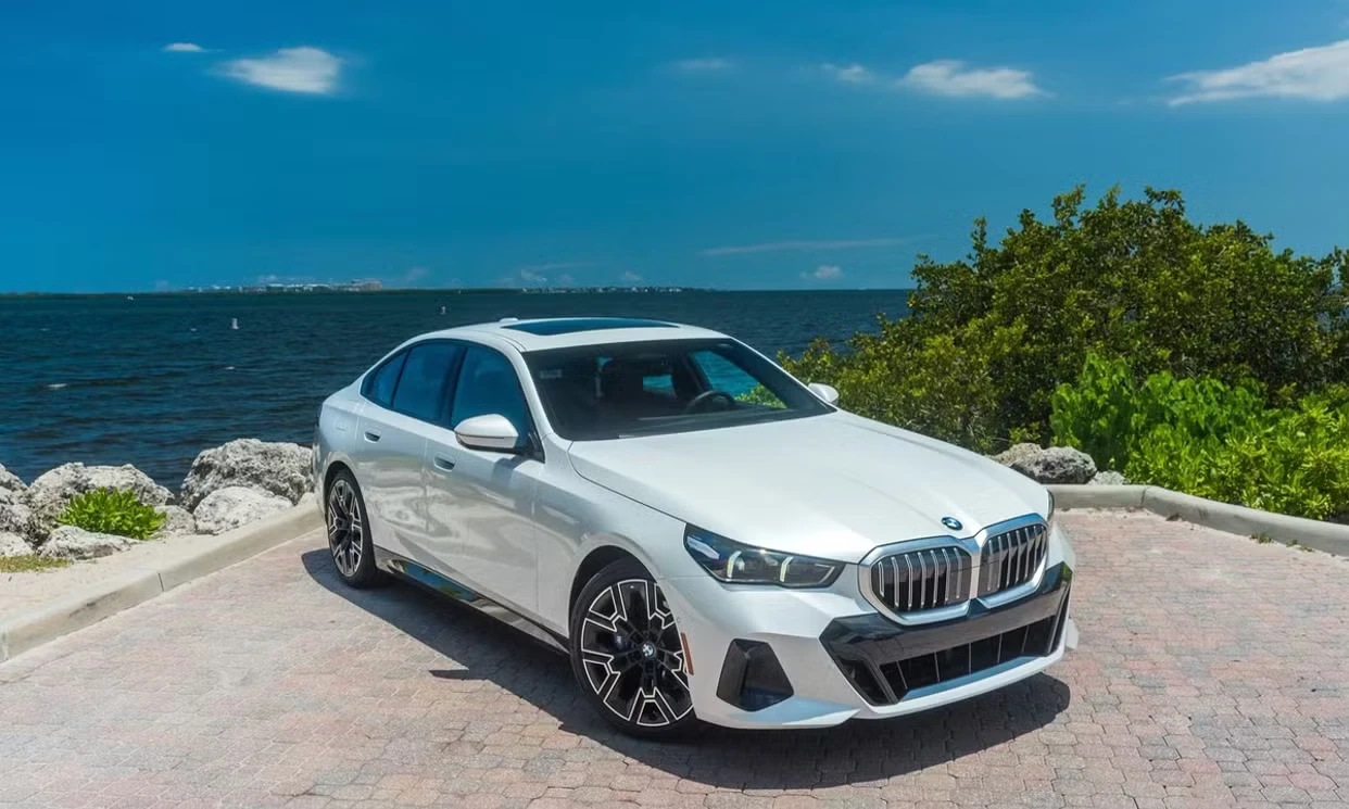BMW 530i 2026 — vehicle gallery, photo 1