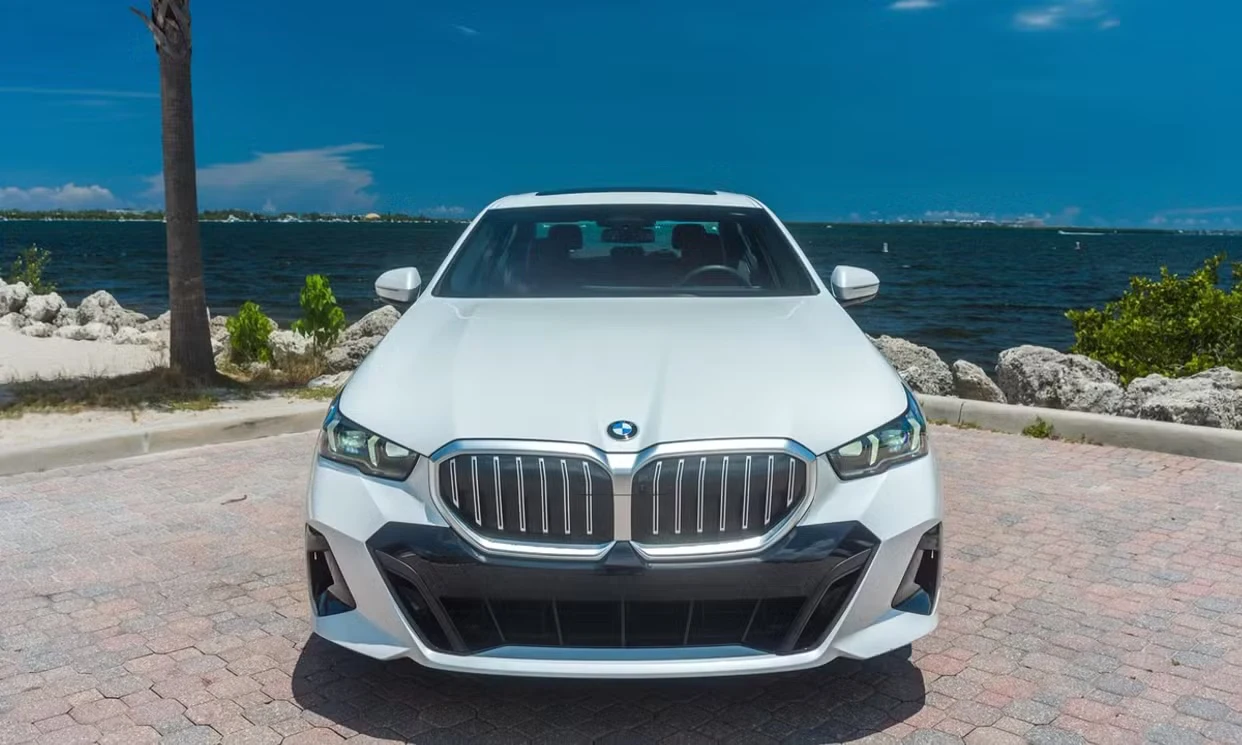 BMW 530i 2026 — vehicle gallery, photo 2