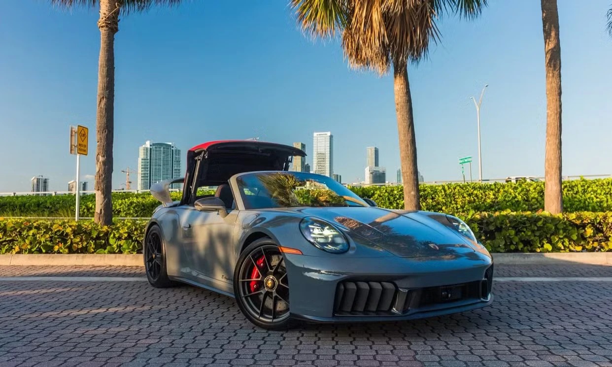 Porsche 911 Carrera GTS 2025 — vehicle gallery, photo 3