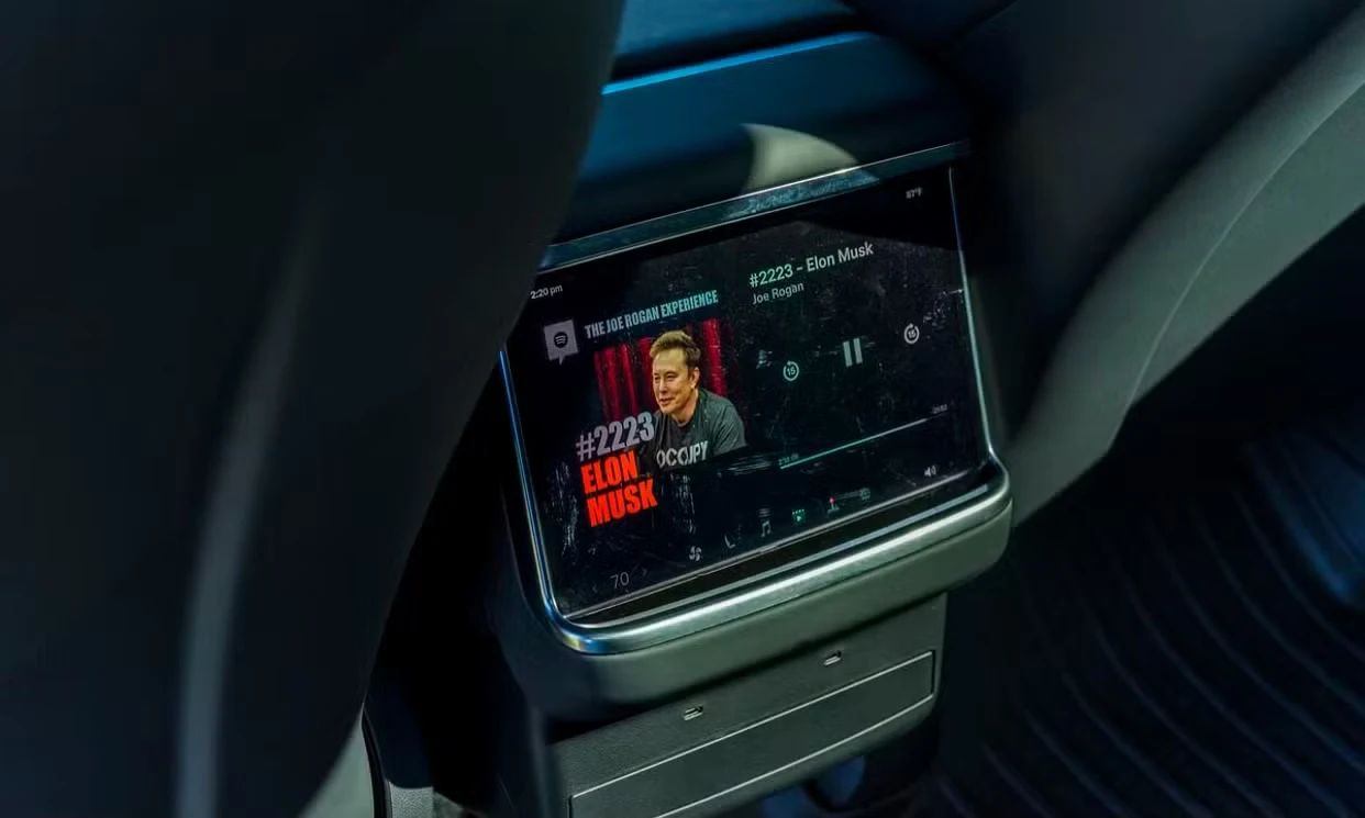 Tesla Model X 2024 — vehicle gallery, photo 11